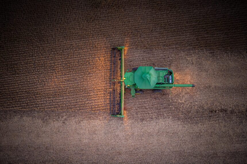 máquina agrícola colheitadeira John Deere