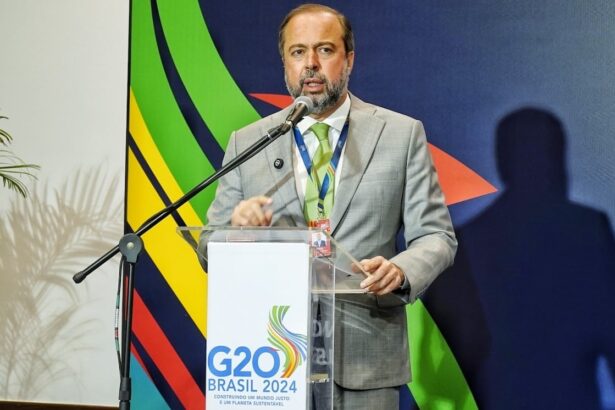 Ministro Alexandre Silveira propõe fundo global para financiar transição energética.